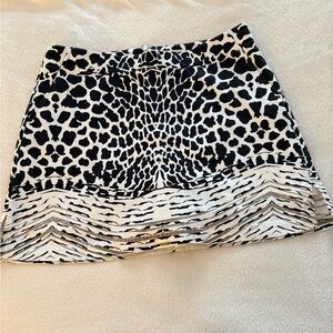 Lady Hagen Animal Print Mini Skirt size 8
Good condition